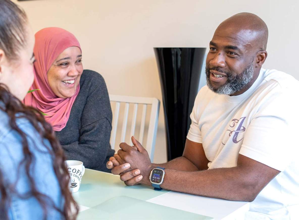 Omar van Ommeren in gesprek met 2 vrouwen