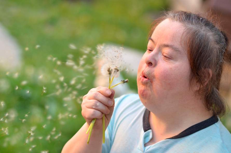 Meisje met paardenbloem