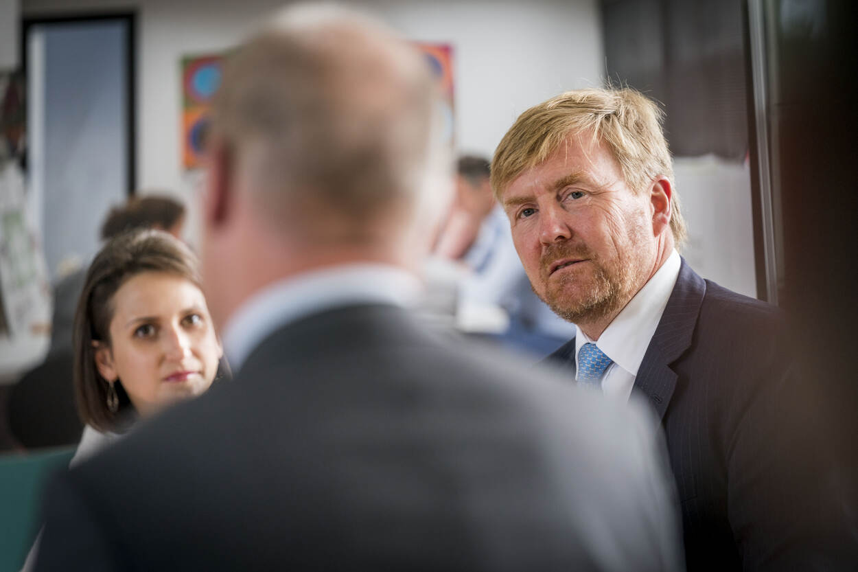 Koning Willem Alexander in gesprek bij Blauwe Zorg