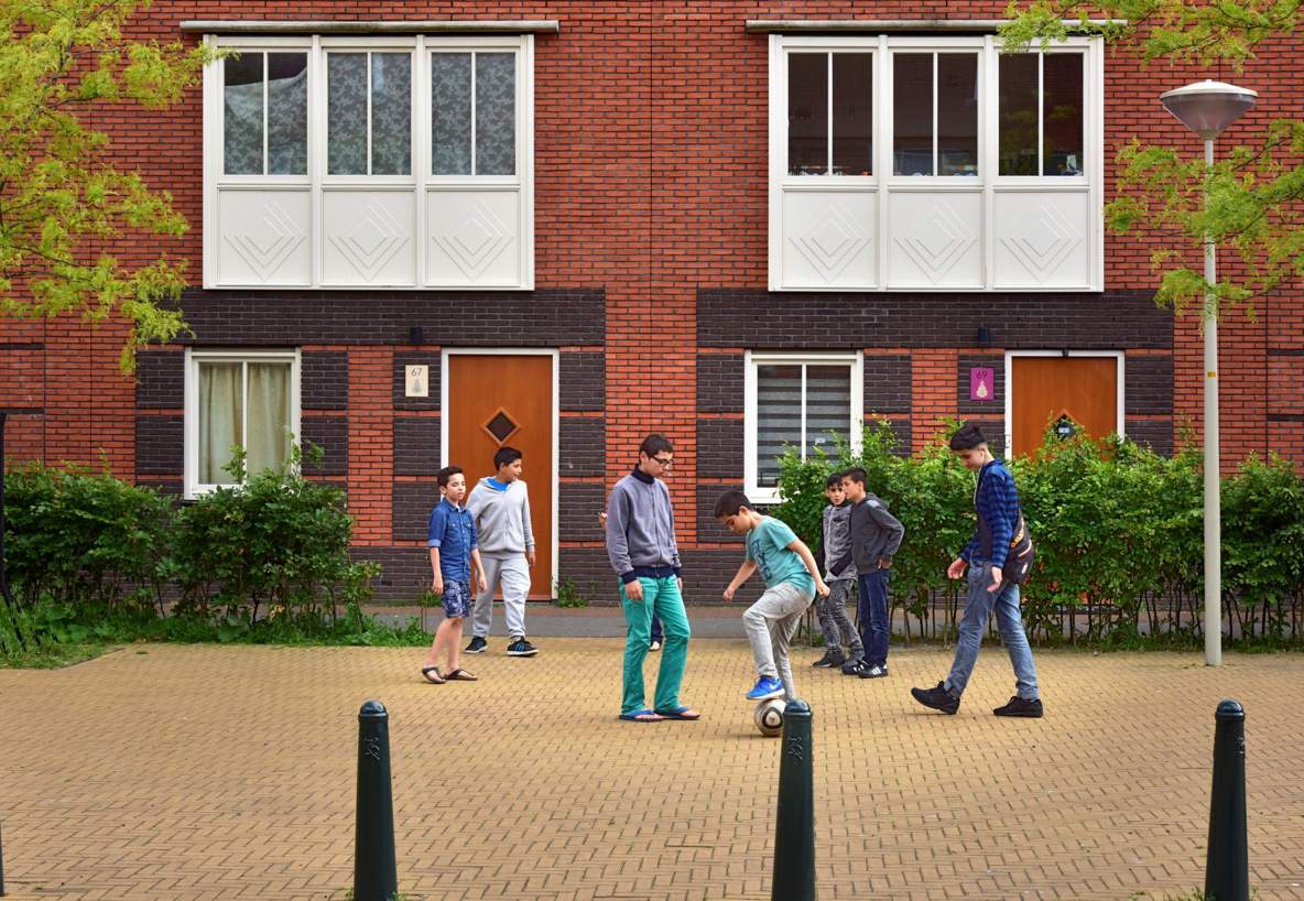 Kinderen voetballen buiten