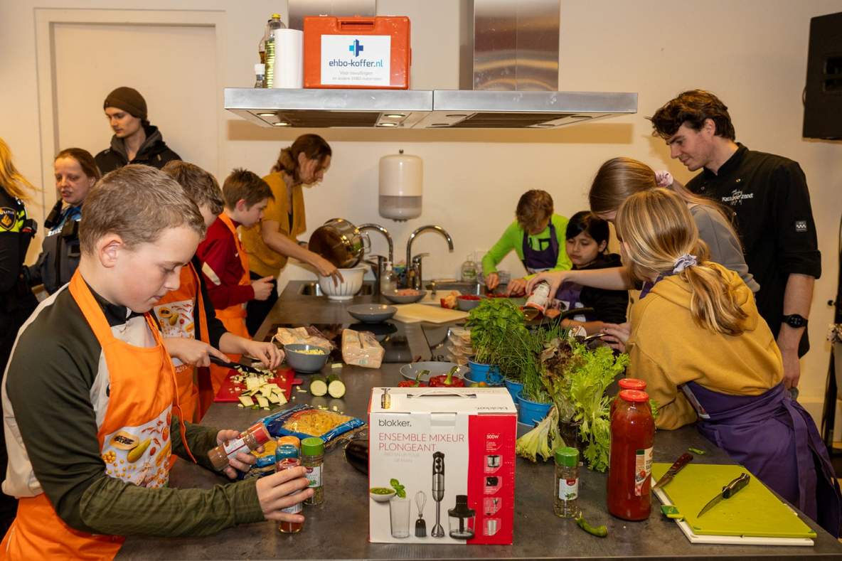 Kinderen koken met verse groenten