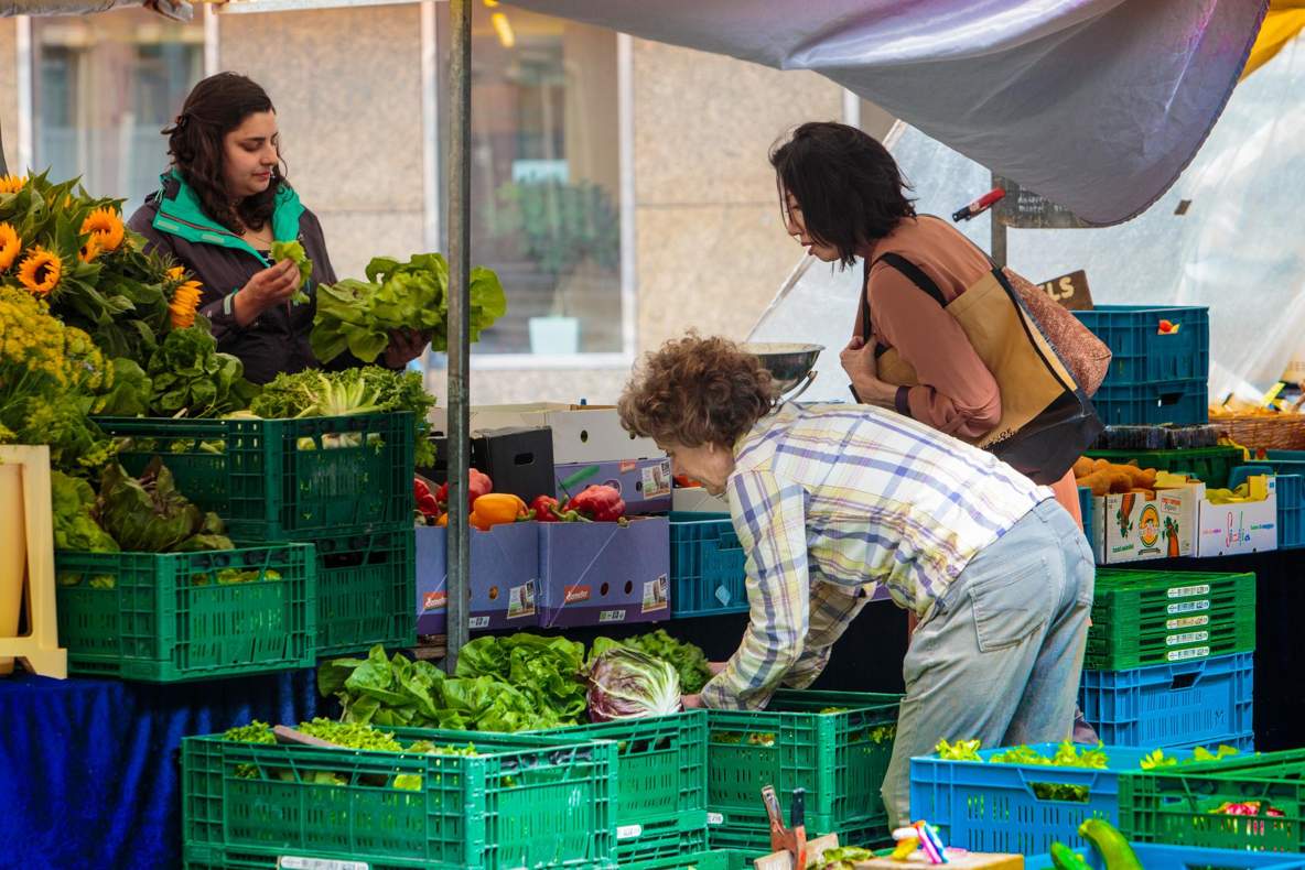 Mensen doen boodschappen op een markt