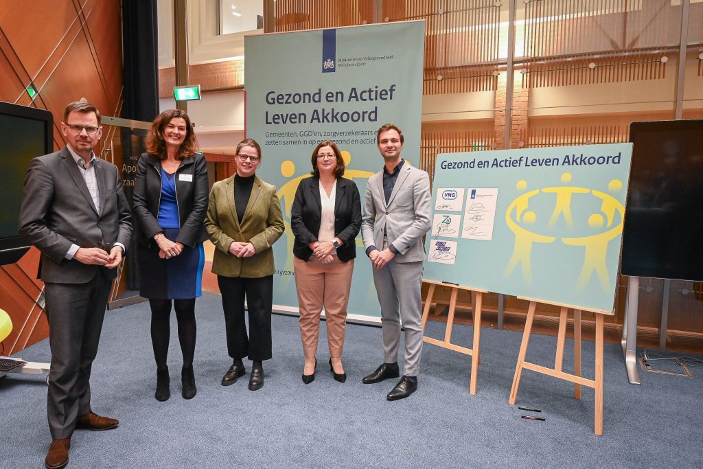 van links naar rechts zie je André Rouvoet (voorzitter van GGD GHOR Nederland ), Georgette Fijneman (directievoorzitter Zilveren Kruis), Cathalijne Dortmans (voorzitter VNG Commissie Zorg, Jeugd en Onderwijs), minister Connie Helder en staatssecretaris Maarten van Ooijen